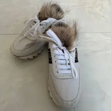 퍼 달린 화이트 스니커즈