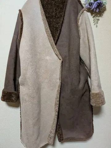 투톤 컬러 스웨이드 느낌 보아 안감 무릎 기장 코트 새상품급