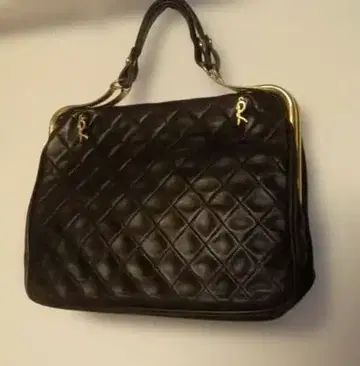 ROBERTA 블랙 퀼팅 가죽 카라벨라 핸드백