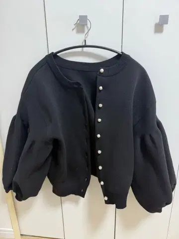 La boutique BonBon 펄 뽕긋 니트 가디건 블랙