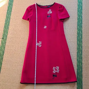 새상품급 엠즈 그레이시 꽃무늬 자수 반팔 무릎 기장 원피스 (겨울용)