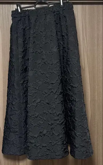 주름 가공 블랙 플레어 롱 스커트