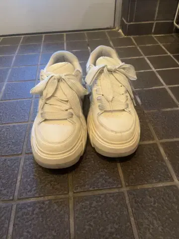 화이트 통굽 스니커즈 캐주얼