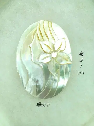 진주 모조개 브로치 여성의 옆모습