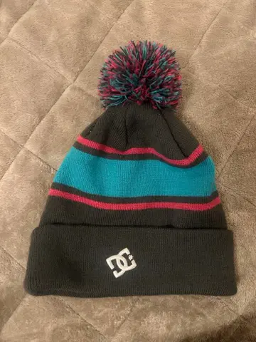 DC 폼폼 포함 니트 모자