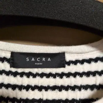 SACRA 화이트와 블랙 스트라이프 긴팔 상의