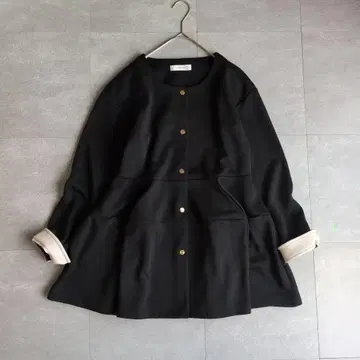 [새상품급] 에이미 로우 코쿤 실루엣 본딩 자켓 노카라 블랙