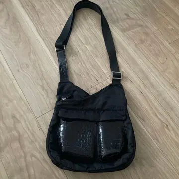 블랙 숄더백 크로커다일 패턴 수납력 좋음