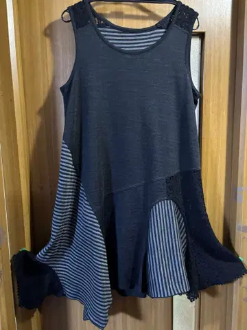 토쿠코 울 소재 레이스 장식 슬리브리스 튜닉 미사용 새상품