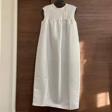 ELFRANK 슬리브리스 화이트 원피스