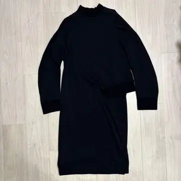 UJOH 블랙 긴팔 비대칭 티셔츠 원피스