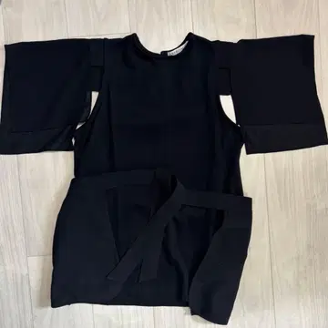 AKIKOAOKI 블랙 슬리브리스 상의