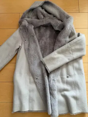 띠어리 무스탕 코트