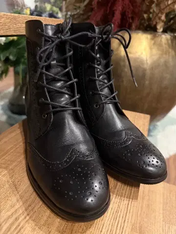 블랙 가죽 브로그 부츠 중간 힐 25cm