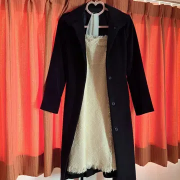블랙 롱 코트와 아이보리 원피스 세트