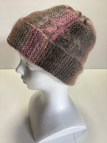 핸드메이드 다이아 도미나의 핑크 및 브라운 계열 혼방 실로 짠 니트 모자