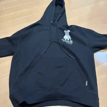 유니크한 그래픽 디자인의 블랙 후드티