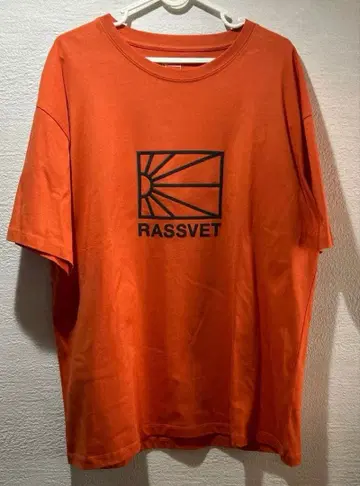 택 포함 RASSVET 러스벳 로고 T셔츠