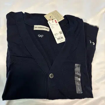 새상품 유니클로 아냐 힌드마치 메리노 V넥 가디건 네이비 L