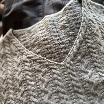 다마 컬렉션 케이블 짜임 V넥 니트 스웨터