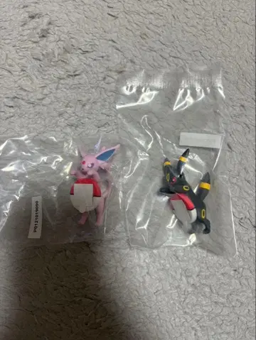 에브이와 블래키 피규어 세트