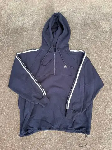 원포인트 자수 하프 지퍼 라인 후드티