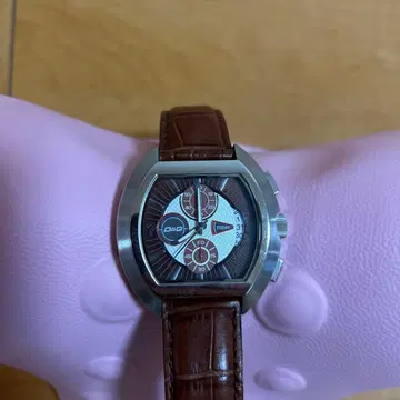 D&G 아날로그 손목시계 브라운