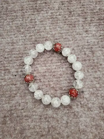 크리스탈과 빨간색 비즈의 팔찌