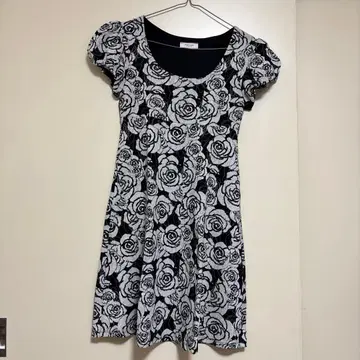 장미 무늬 반팔 무릎 기장 원피스