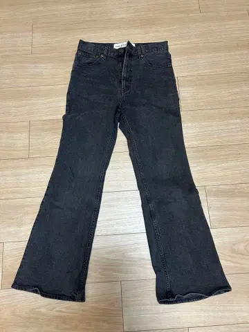 더 신즈네 블랙 부츠컷 데님