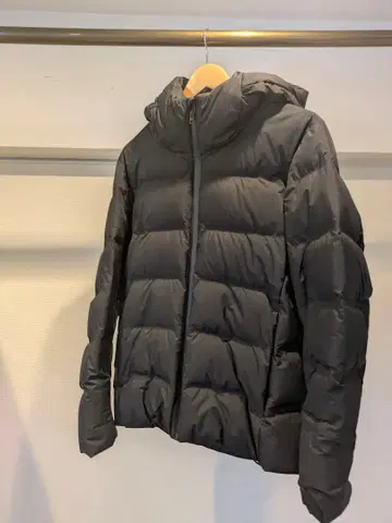 블랙 다운 자켓 후드 부착