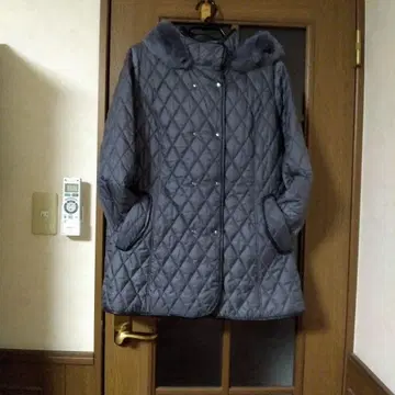 퍼 달린 그레이 퀼팅 자켓