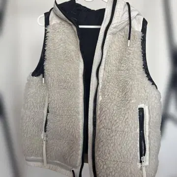 플리스 소재 후드 부착 다운 베스트 보아 화이트/블랙