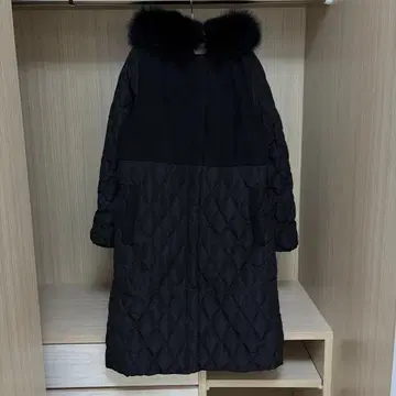 퍼 달린 블랙 다운 자켓