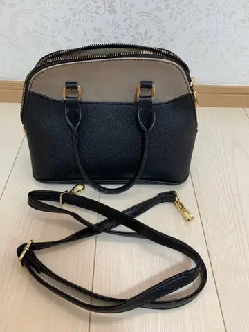 블랙과 베이지 핸드백