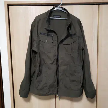 올리브색 지퍼 달린 점퍼