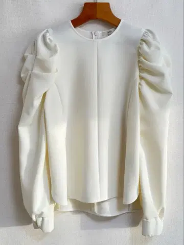 yori 턱 숄더 블라우스 36 화이트