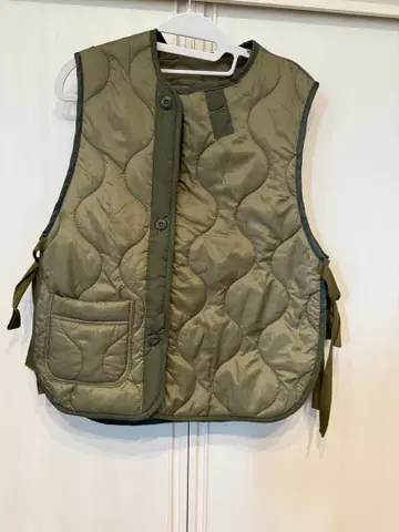 올리브 그린 퀼팅 베스트