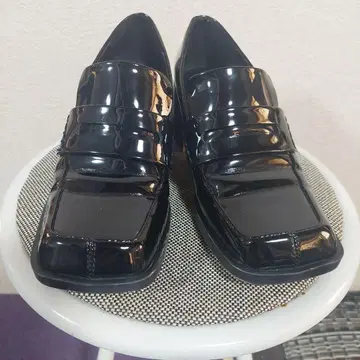 블랙 에나멜 로퍼 중간 굽