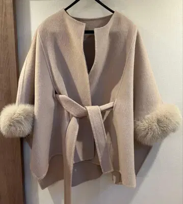 Noe 착용 퍼 달린 판초 코트