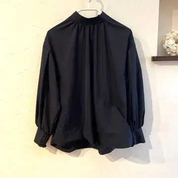 엘렌딕 스탠드 카라 개더 블라우스 블랙