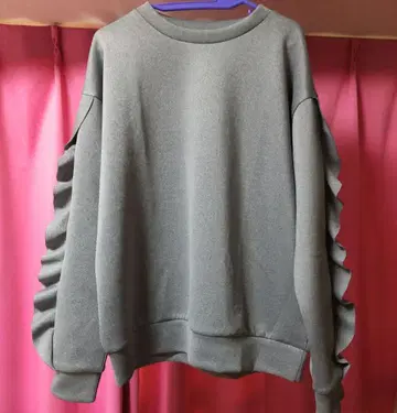 프릴 달린 그레이 맨투맨 트레이닝복