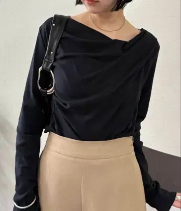 mystic 오프숄더 롱 T셔츠 블랙