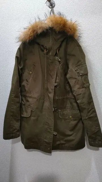 올리브색 퍼 달린 모즈 코트