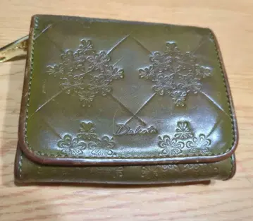 Dakota 엠보싱 꽃무늬 접이식 지갑 올리브 그린