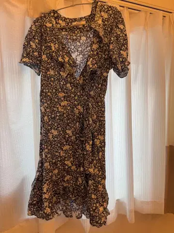 SNIDEL 플라워 프린트 반팔 무릎 기장 원피스 네이비