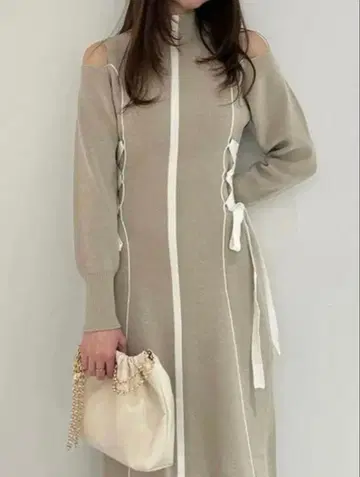 snidel 레이스업 바이 컬러 니트 원피스 BEG