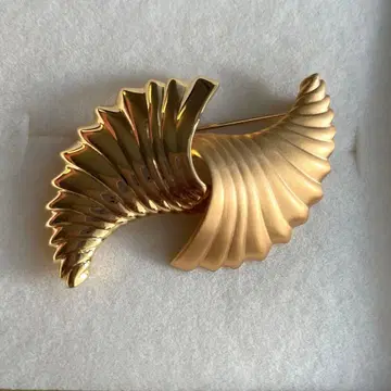 MONET 골드 컬러 브로치