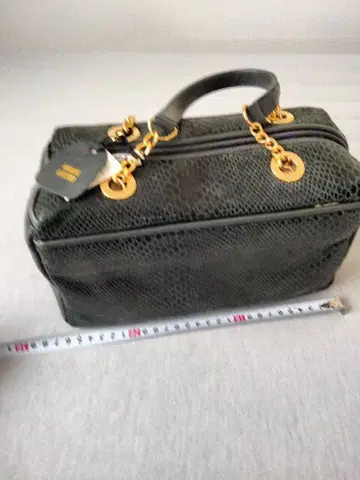 블랙 엠보 가죽 핸드백 골드 금장 장식 포함