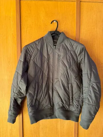 유니클로 화이트 마운티니어링 리사이클 하이브리드 다운 자켓